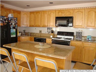 83 Robin Ct, Staten Island, NY 10309 - photo 4