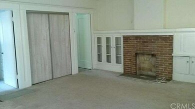 1527 Living room