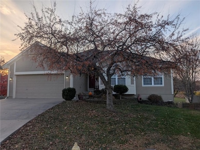 1020 NE Woodbury Ln, Lees Summit, MO 64086 - photo 2