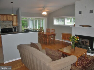 10828 Woodland Dr, Fairfax, VA 22030 - photo 6