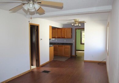 1007 W 2nd St S, Newton, IA 50208 - photo 2