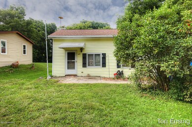421 Hill St, Ionia, MI 48846 - photo 2