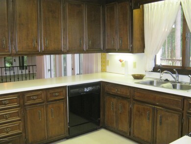 1252 Oakdale Dr, Williamston, NC 27892 - photo 4