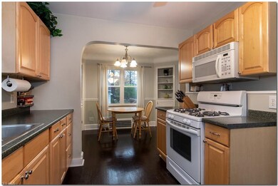 Nice big eating area, w/ corner units.