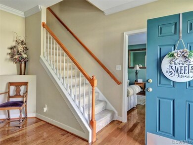 Spacious foyer offers wonderful entrance show casi
