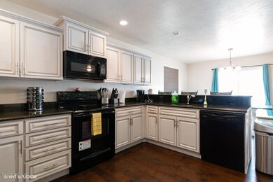05_3763NBountifulLanee_177002_Kitchen_Lo