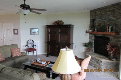 Dining and kitchen: There is more than enough room