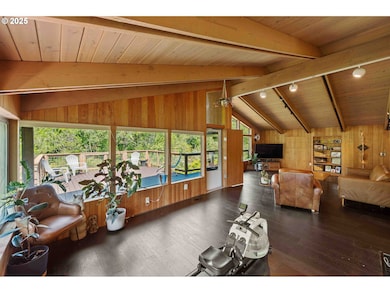 Living Room-Vaulted Ceilings