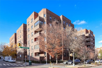 69-40 Yellowstone Blvd unit 407, Forest Hills, NY 11375 - photo 2
