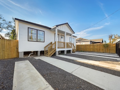 3907 Falls St unit B, Houston, TX 77026 - photo 2