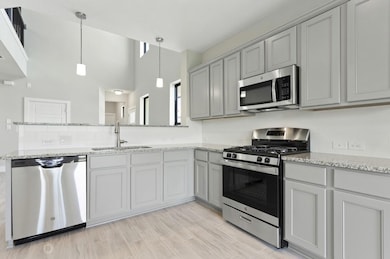 Kitchen with appliances with stainless steel fini