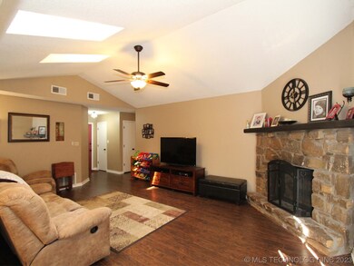 13887 S Poplar Place, Glenpool, OK 74033 - photo 6