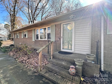 117 Robinson Ave, Matthews, NC 28104 - photo 3