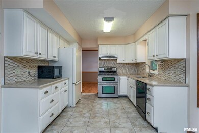1117 W 57th St, Davenport, IA 52806 - photo 5