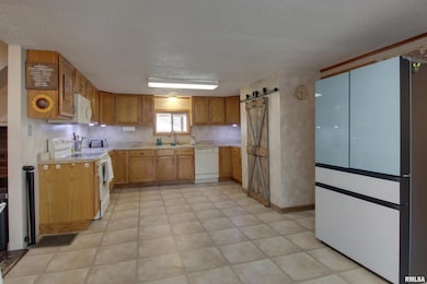 903 W Jefferson St, Pittsfield, IL 62363 - photo 2