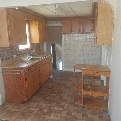 1360 Penhurst Rd, Cleveland, OH 44110 - photo 2