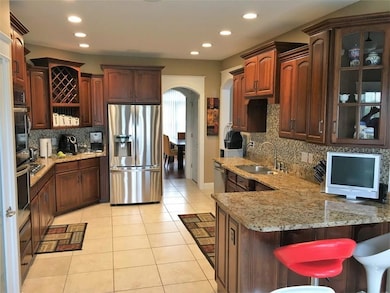 6070 Waterside Dr, Columbus, IN 47201 - photo 4