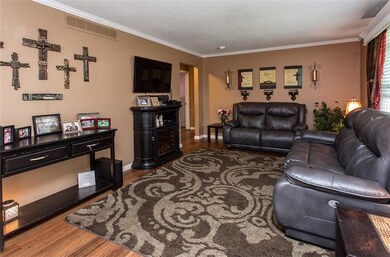 2417 E Walnut St, Des Moines, IA 50317 - photo 4