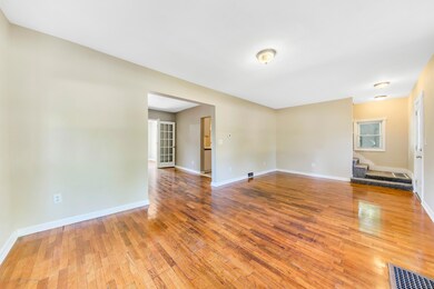 1827-W-Holmes-Lansing-MI-windowstill-7