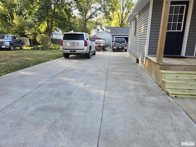 238 W Vine St, Canton, IL 61520 - photo 3