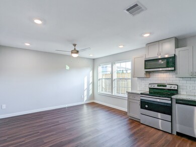 6811 Glass St unit B, Houston, TX 77016 - photo 2