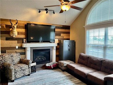 1016 Country Ln, Raymore, MO 64083 - photo 2