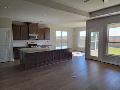 440 Hunters Crossing Dr, Sealy, TX 77474 - photo 2