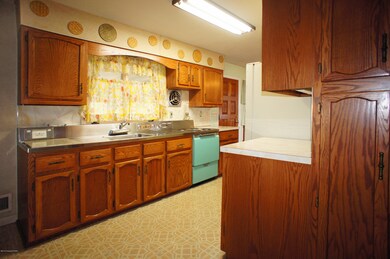 1036 Conwell St, Stroudsburg, PA 18360 - photo 4