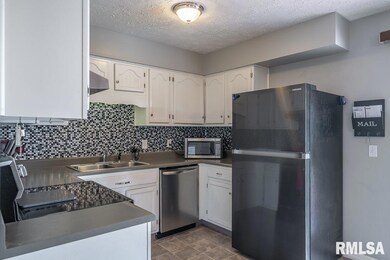 6326 N Hazelwood Ave, Davenport, IA 52806 - photo 4