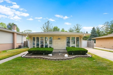 2072 Westview Dr, Des Plaines, IL 60018 - photo 2