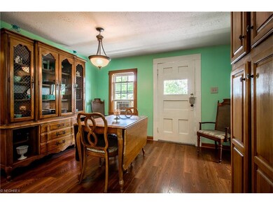 eat-in kitchen