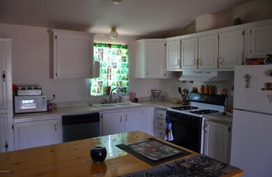 24095 N Riviera Ave, Paulden, AZ 86334 - photo 7