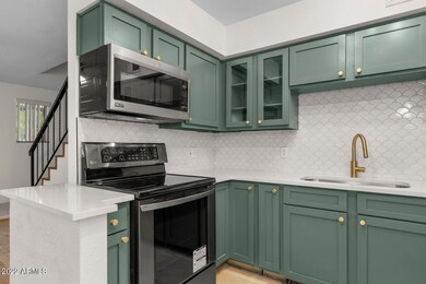 18_2201_E_Pinchot_Ave_1__10_mls