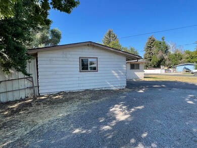 4480 Memorie Ln, Klamath Falls, OR 97603 - photo 3