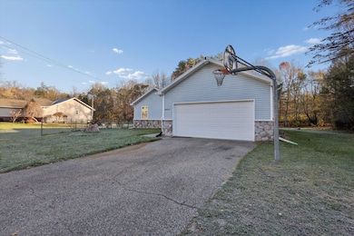 05-20220-Hubbard-St-Windowstill