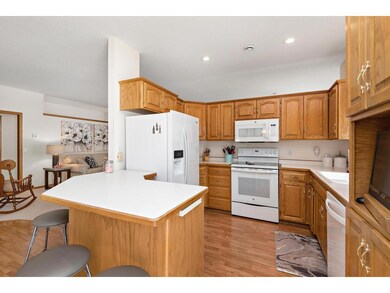 Kitchen w/Breakfast Bar