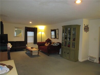 Spacious & neutral living room offers many possibi