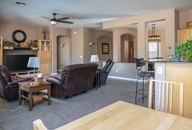 Casual dining & living room