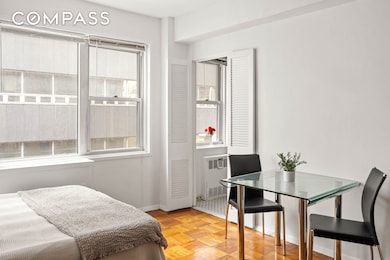 310 E 49th St unit 7B, New York, NY 10017 - photo 4