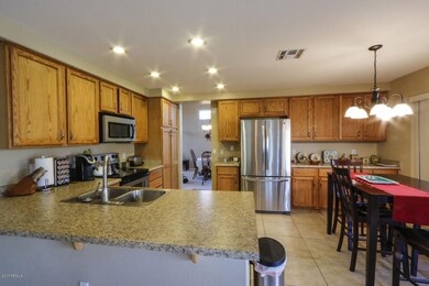 Breakfast Bar-Kitchen-Eating Area