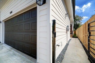 126 Amundsen St unit A, Houston, TX 77009 - photo 2