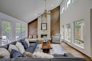 6 Hickory Shadows Dr, Houston, TX 77055 - photo 3