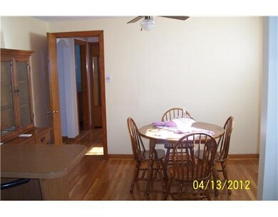 Dining Room. Cozy Dining Room wth Ceiling Fan & Fr