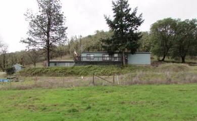 8101 Colonial Way, Central Point, OR 97502 - photo 2