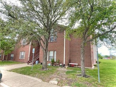 View of front facade with a front lawn