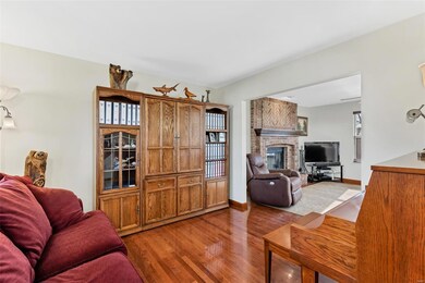 Gorgeous hardwood floors and neutral paint. Could 