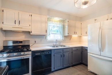 66 Walsh St, Springfield, MA 01109 - photo 7