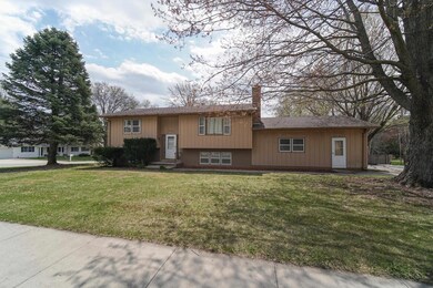 2122 W 3rd St, Cedar Falls, IA 50613 - photo 3