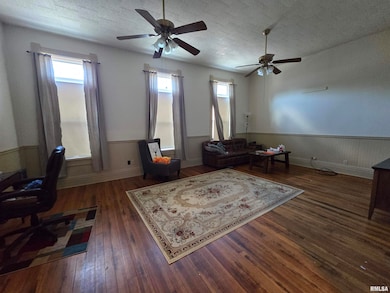 412 & 414 S Locust St, Delavan, IL 61734 - photo 6