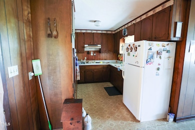 904 Langston Rd, Newton Grove, NC 28366 - photo 5